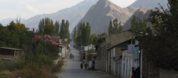 Главная улица кишлака Ворух, архивное фото - Sputnik Тоҷикистон