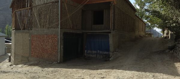 Куда бы ни ехал таджик на заработки - он вернётся строить свой дом, архивное фото - Sputnik Тоҷикистон