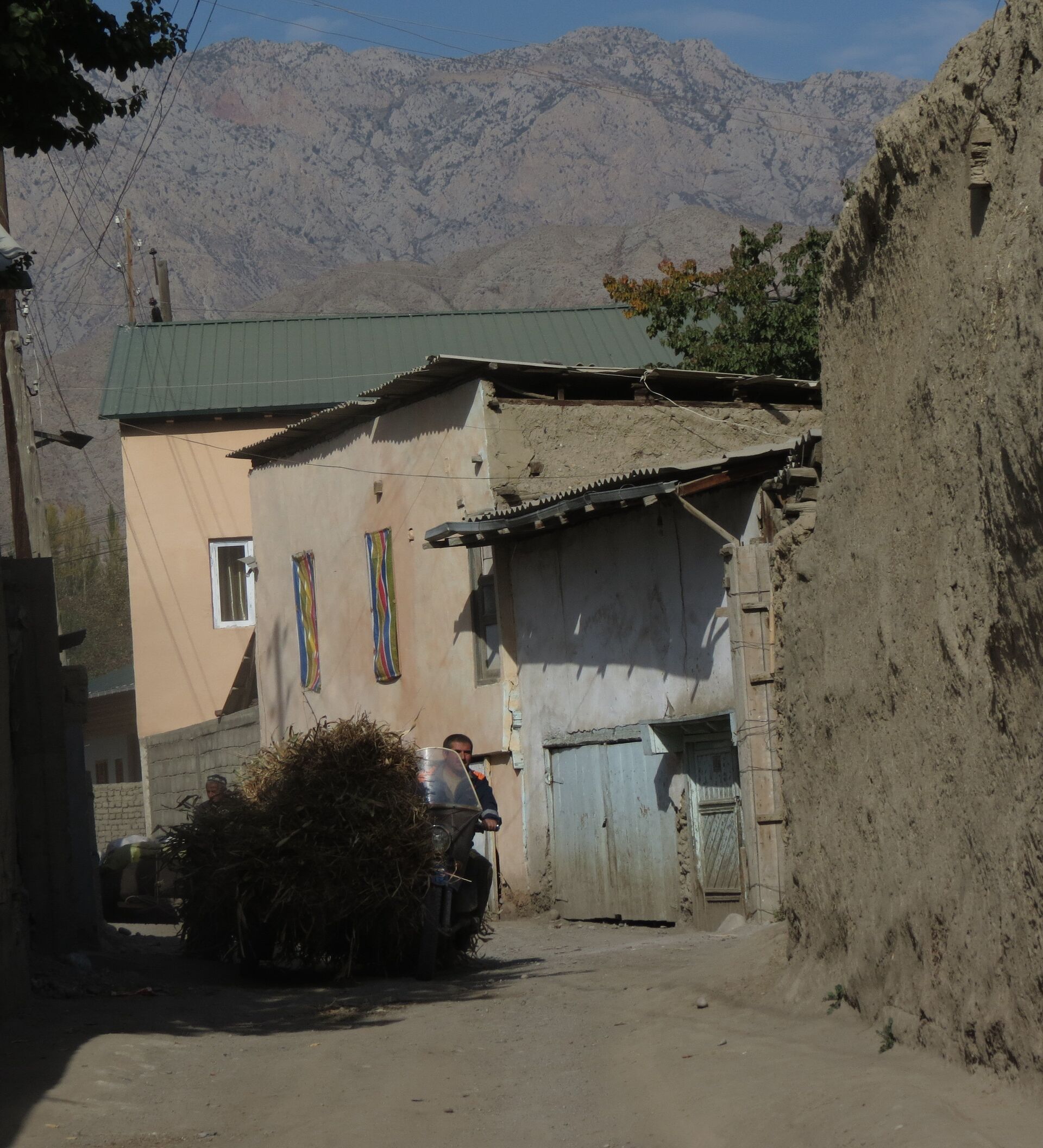 Кишлак лойоби фото. Ворух село. Таджикистан город Ворух. Таджикистан село Варух. Таджикистан кишлак Ворух.