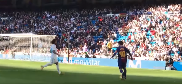 Как Месси отдал голевой пас в одной бутсе - Sputnik Таджикистан