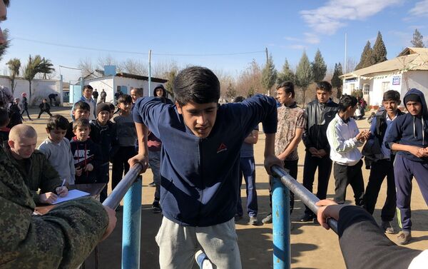 Военные РФ провели спортивные соревнования в школе кишлака Дареёбот - Sputnik Таджикистан