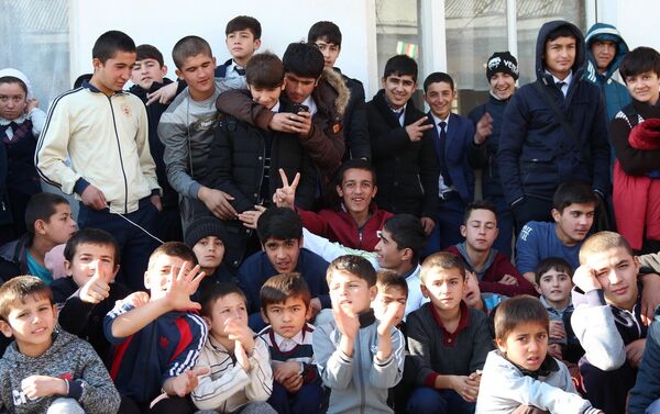 Военные РФ провели спортивные соревнования в школе кишлака Дареёбот - Sputnik Таджикистан
