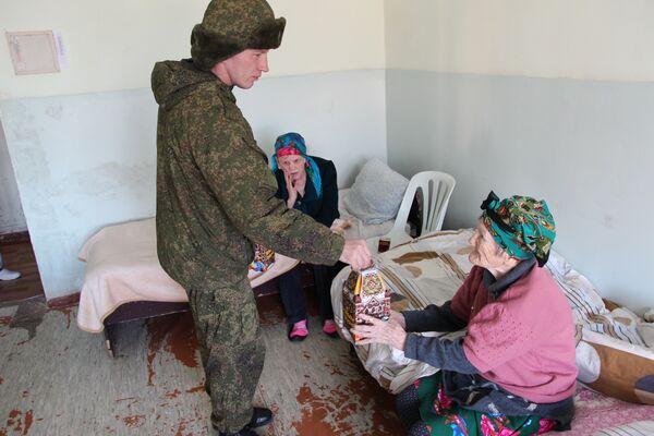 Российские военнослужащие посетили дом-интернат для престарелых и инвалидов в городе Яван 22 декабря 2017г - Sputnik Таджикистан