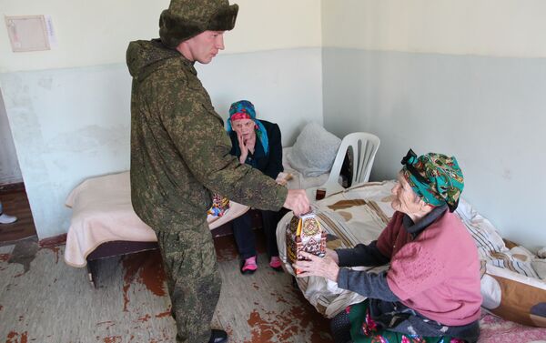 Российские военнослужащие посетили дом-интернат для престарелых и инвалидов в городе Яван 22 декабря 2017г - Sputnik Таджикистан