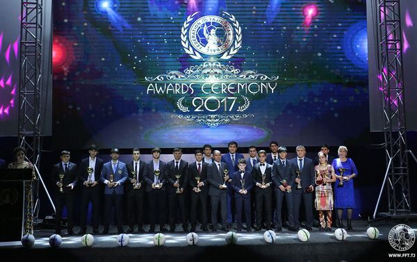 Лауреаты футбольного сезона-2017 в Таджикистане получили свои призы - Sputnik Тоҷикистон