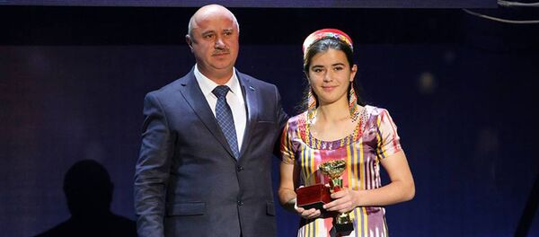 Нападающая столичной команды Динамо Никубахт Худододова стала лучшей футболисткой Таджикистана сезона-2017 - Sputnik Тоҷикистон