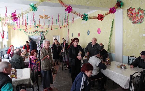 Российские военнослужащие посетили дом-интернат для престарелых и инвалидов в городе Яван 22 декабря 2017г - Sputnik Тоҷикистон