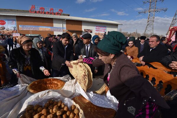 Конкурс лепешек Таджикистане - Лепешка краса Дастархана - Sputnik Таджикистан