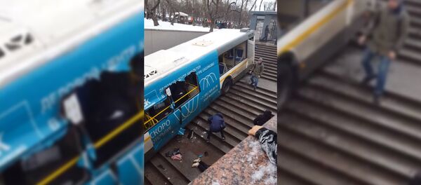 Автобус сбил пешеходов на славянском бульваре Автобус сбил пешеходов на славянском бульваре - Sputnik Таджикистан