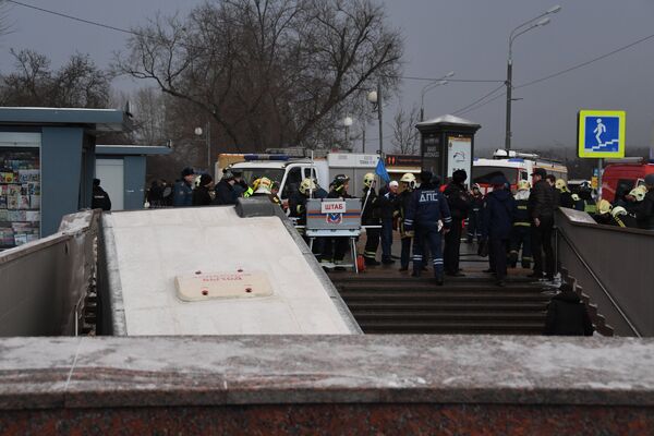 На западе Москвы автобус въехал в подземный переход На западе Москвы автобус въехал в подземный переход - Sputnik Таджикистан