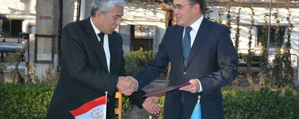 Гуманитарная помощь Республики Казахстан передана таджикской стороне - Sputnik Тоҷикистон