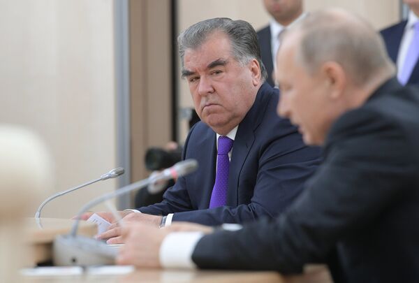 Президент РФ Владимир Путин и президент Республики Таджикистан Эмомали Рахмон Президент РФ Владимир Путин и президент Республики Таджикистан Эмомали Рахмон - Sputnik Таджикистан