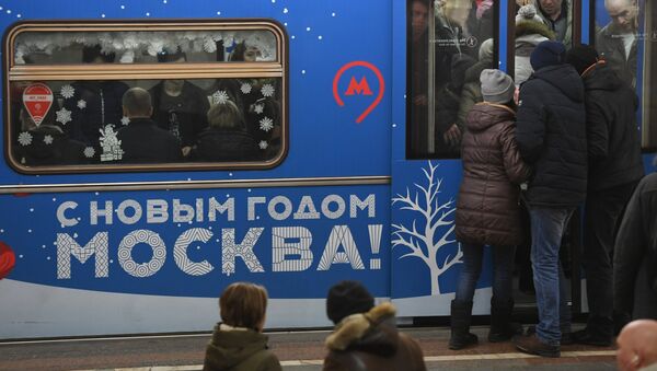 Пассажиры на одной из станций московского метро, архивное фото - Sputnik Таджикистан