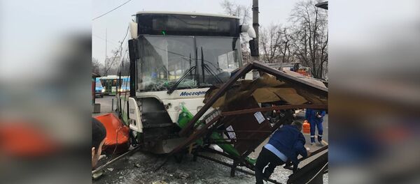 Автобус сбил остановку в Москве возле метро Сходненская Автобус сбил остановку в Москве возле метро Сходненская - Sputnik Таджикистан