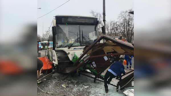 Автобус сбил остановку в Москве возле метро Сходненская - Sputnik Таджикистан