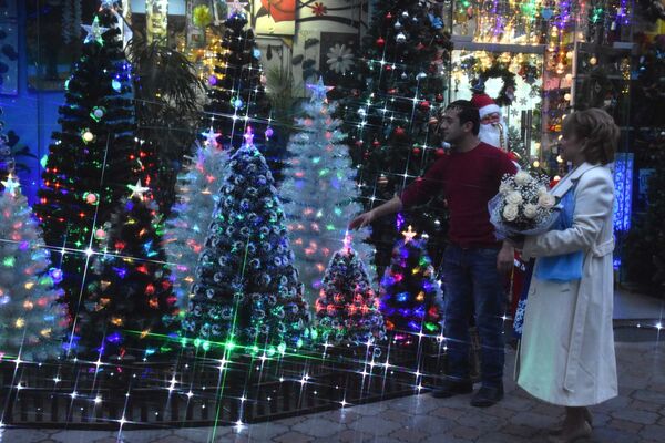 Продажа новогодних ёлок, архивное фото - Sputnik Таджикистан