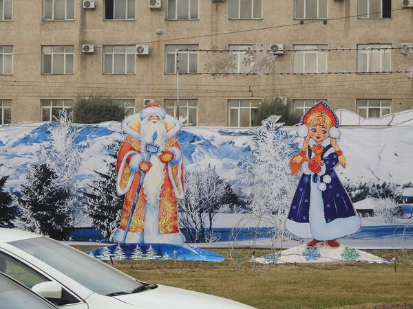 Дед мороз и снегурочка в Душанбе, архивное фото - Sputnik Таджикистан