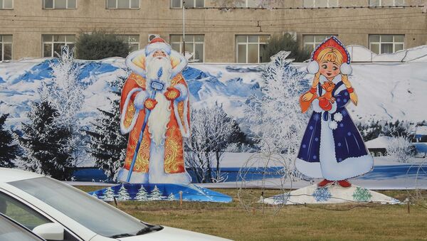 Дед мороз и снегурочка в Душанбе, архивное фото - Sputnik Таджикистан
