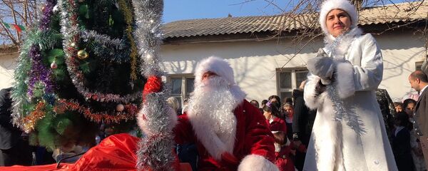 Военные музыканты 201-й российской военной базы впервые поздравили детей в кишлаке Дарьебод Военные музыканты 201-й российской военной базы впервые поздравили детей в кишлаке Дарьебод - Sputnik Таджикистан