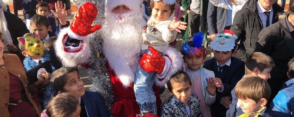 Военные музыканты 201-й российской военной базы впервые поздравили детей в кишлаке Дарьебод - Sputnik Тоҷикистон