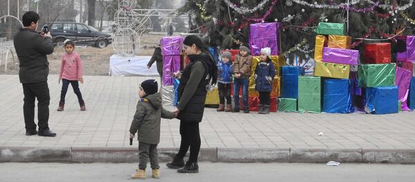 Новогоднее оформление на проспекте Сино в Душанбе, архивное фото - Sputnik Таджикистан