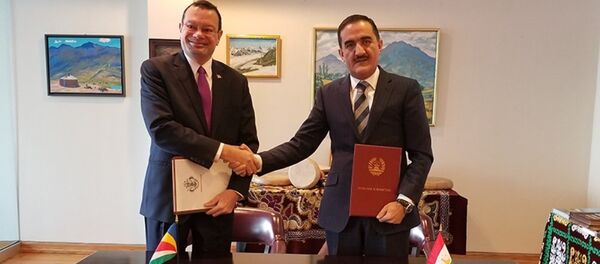 Представители Республики Таджикистан и Республики Сейшелы при ООН - Махмадамин Махмадаминов и Роналд Жан Жуму - Sputnik Таджикистан