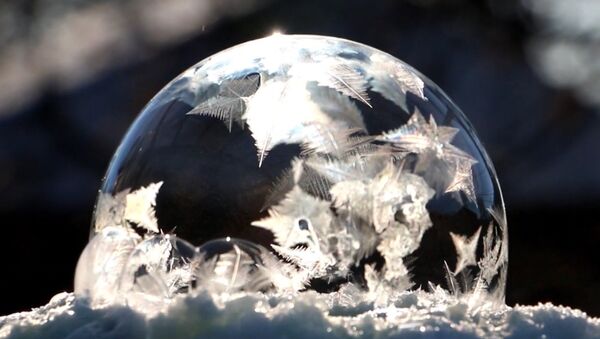 Что происходит с мыльным пузырем на морозе - Sputnik Таджикистан