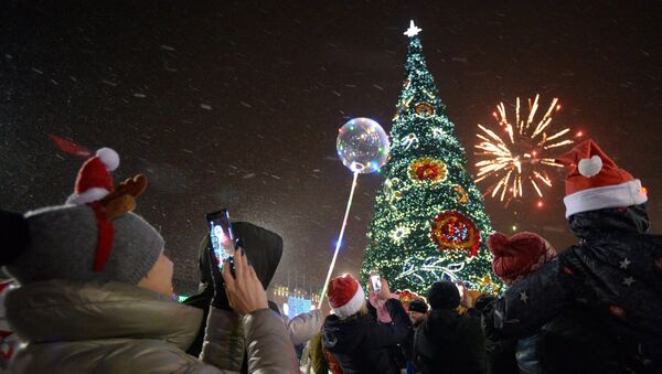 Салют в честь Нового года в регионах России - Sputnik Тоҷикистон