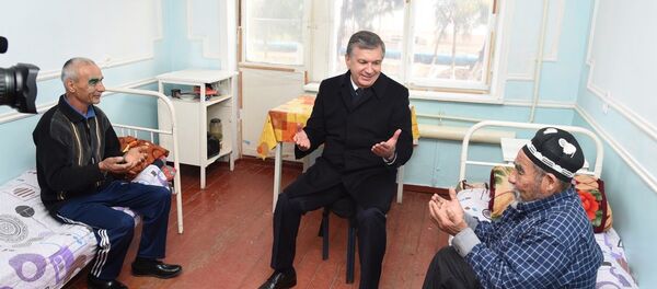 Глава Узбекистана Шавкат Мирзиёев ознакомился с деятельностью Янгиюльского районного медицинского объединения Глава Узбекистана Шавкат Мирзиёев ознакомился с деятельностью Янгиюльского районного медицинского объединения - Sputnik Тоҷикистон