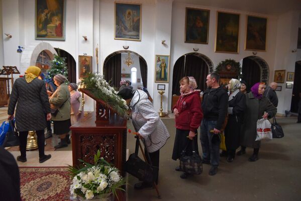 Верующие произносят молитвы у икон храма - Sputnik Таджикистан