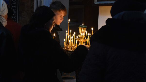 Православные ставят свечи - Sputnik Таджикистан