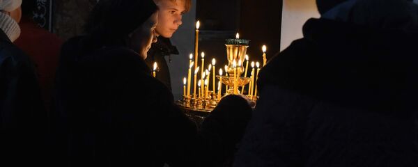 Православные ставят свечи - Sputnik Таджикистан