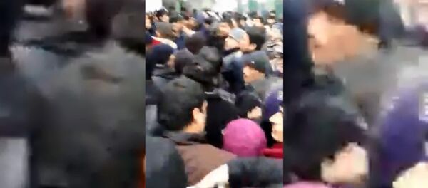 Очередь желающих переселиться в Россию из Таджикистана, архивное фото - Sputnik Таджикистан