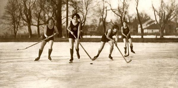 Женский хоккей на люду в купальниках. Миннеаполис, США, 1925 год. Архивное фото - Sputnik Таджикистан