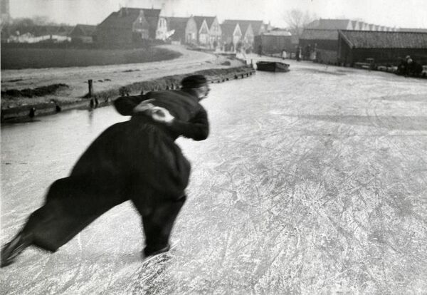 Фигуристка в костюме. Нидерланды, январь 1933 года. Архивное фото - Sputnik Таджикистан
