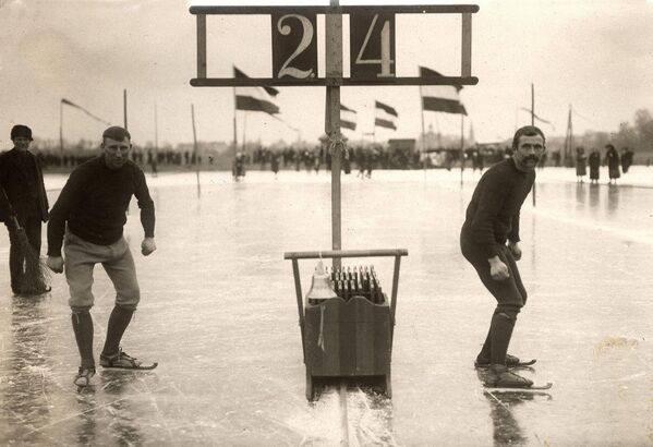 Голландские конькобежцы в Леэвардене (Нидерланды), 1914 год. Архивное фото - Sputnik Таджикистан