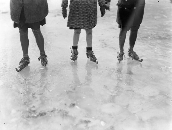 Девочки на коньках. Архивное фото - Sputnik Таджикистан