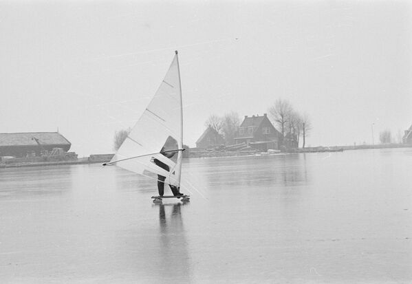Катание под парусом по льду в Голландии. 1980 год. Архивное фото - Sputnik Таджикистан