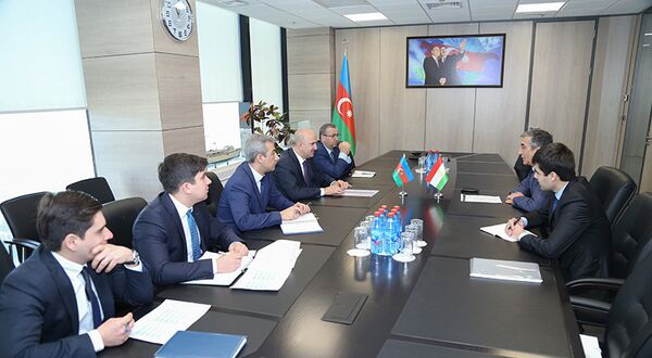 Чрезвычайный и Полномочный Посол Республики Таджикистан в Азербайджанской Республике Рустам Соли встретился с Председателем ЗАО “Азербайджанское Каспийское Морское Пароходство” Азербайджанской Республики Рауфом Валиевым. - Sputnik Тоҷикистон