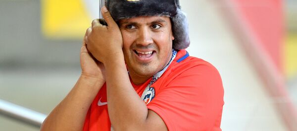 Чилийский болельщик на трибуне стадиона Спартак, архивное фото Чилийский болельщик на трибуне стадиона Спартак, архивное фото - Sputnik Таджикистан