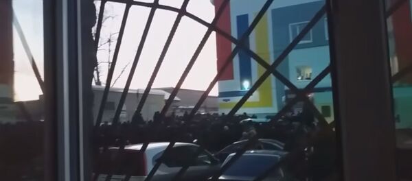 Толпа у миграционного центра в первый рабочий день 2018 года в Томске - Sputnik Таджикистан