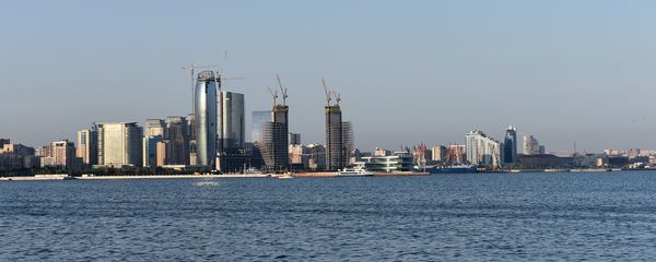 Вид на Баку с бульвара Белый город - Sputnik Таджикистан