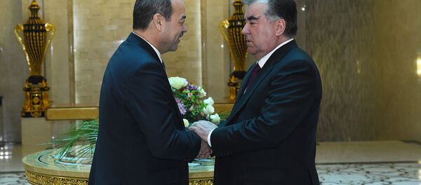 Встреча президента Эмомали Рахмона с премьер-министром Узбекистана Абдуллой Ариповым - Sputnik Тоҷикистон