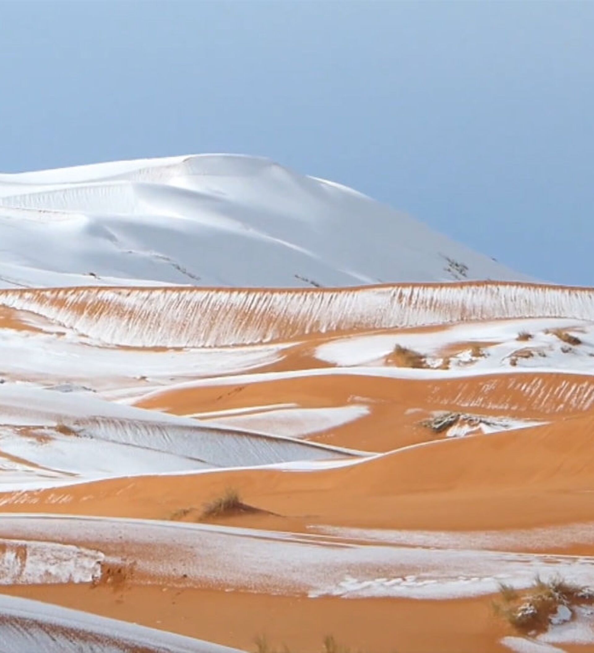 Неживая природа в пустыне. Зима в пустыне. Снежная пустыня. Снег в пустыне сахара. Пустыня зимой.