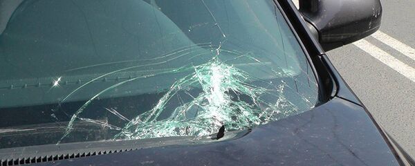 Разбитое стекло автомобиля, архивное фото - Sputnik Тоҷикистон