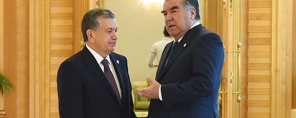 Президент РТ Эмомали Рахмон и президент Узбекистана Шавкат Мирзиеев, архивное фото Президент РТ Эмомали Рахмон и президент Узбекистана Шавкат Мирзиеев, архивное фото - Sputnik Таджикистан