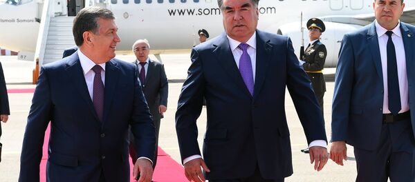 Президент РТ Эмомали Рахмон и президент Узбекистана Шавкат Мирзиеев, архивное фото Президент РТ Эмомали Рахмон и президент Узбекистана Шавкат Мирзиеев, архивное фото - Sputnik Таджикистан