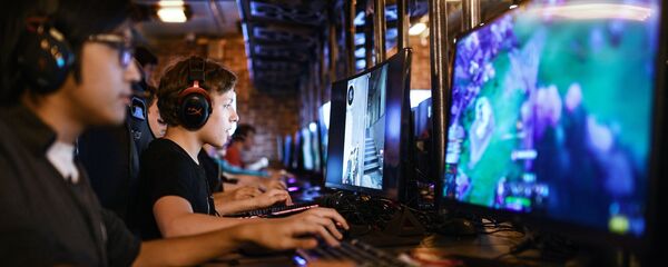 Посетители в компьютерном клубе, архивное фото - Sputnik Тоҷикистон