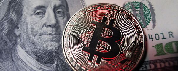 Сувенирные монеты с логотипами криптовалюты биткоин, архивное фото - Sputnik Таджикистан