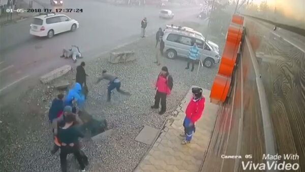 Массовая драка в Караколе — видео с камеры наблюдения - Sputnik Таджикистан